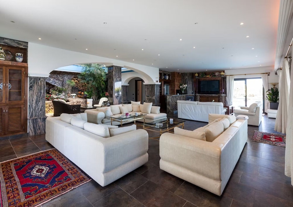 Unique Villa With Outdoor hot tub