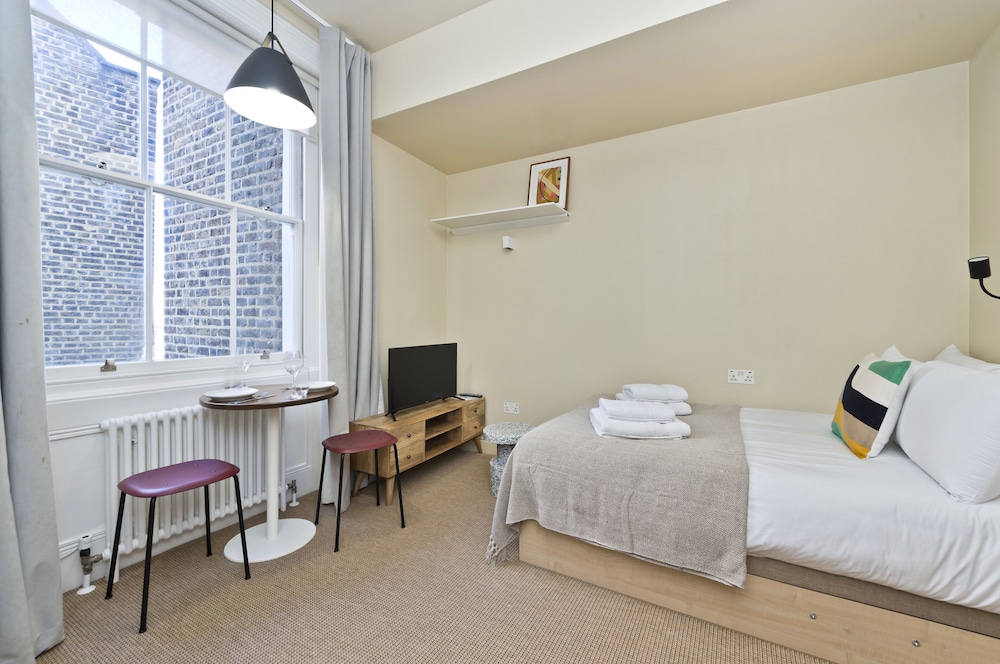 Cosy Studio in Grade 2 Listed NW London Terrace