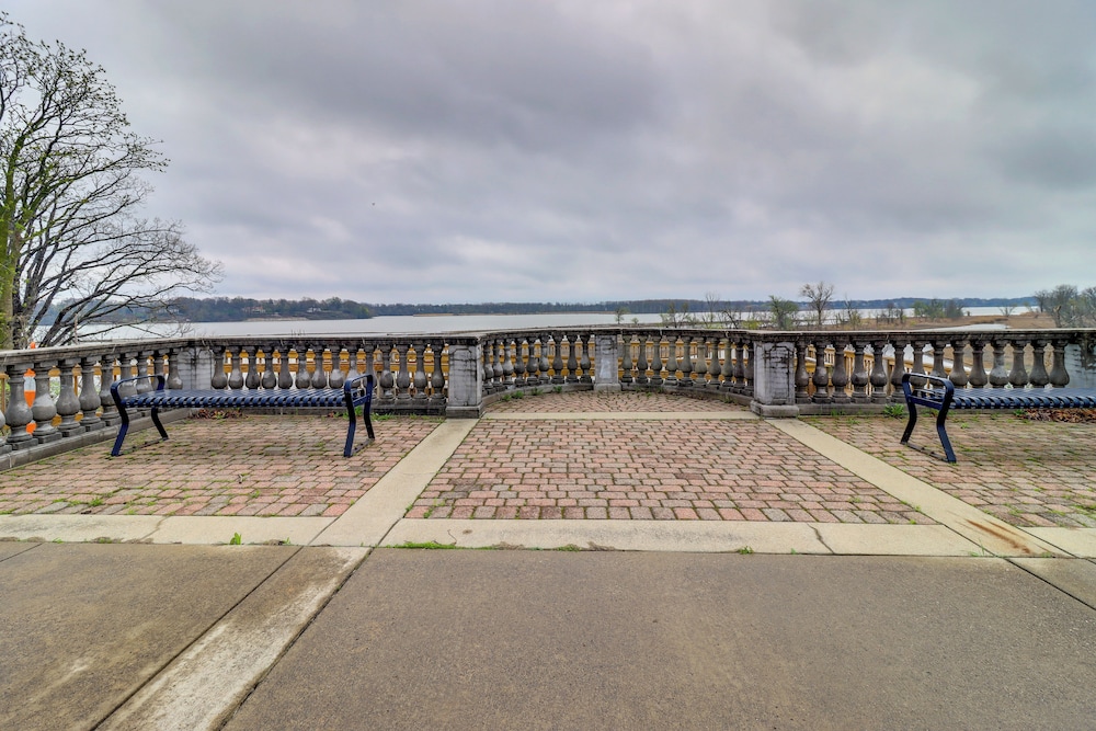 4 Mi to Downtown Toledo: Walkable Riverside Apt