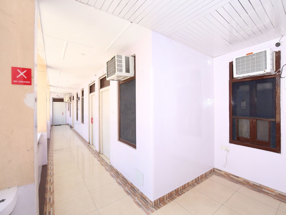 OYO 11595 Hotel Roxy