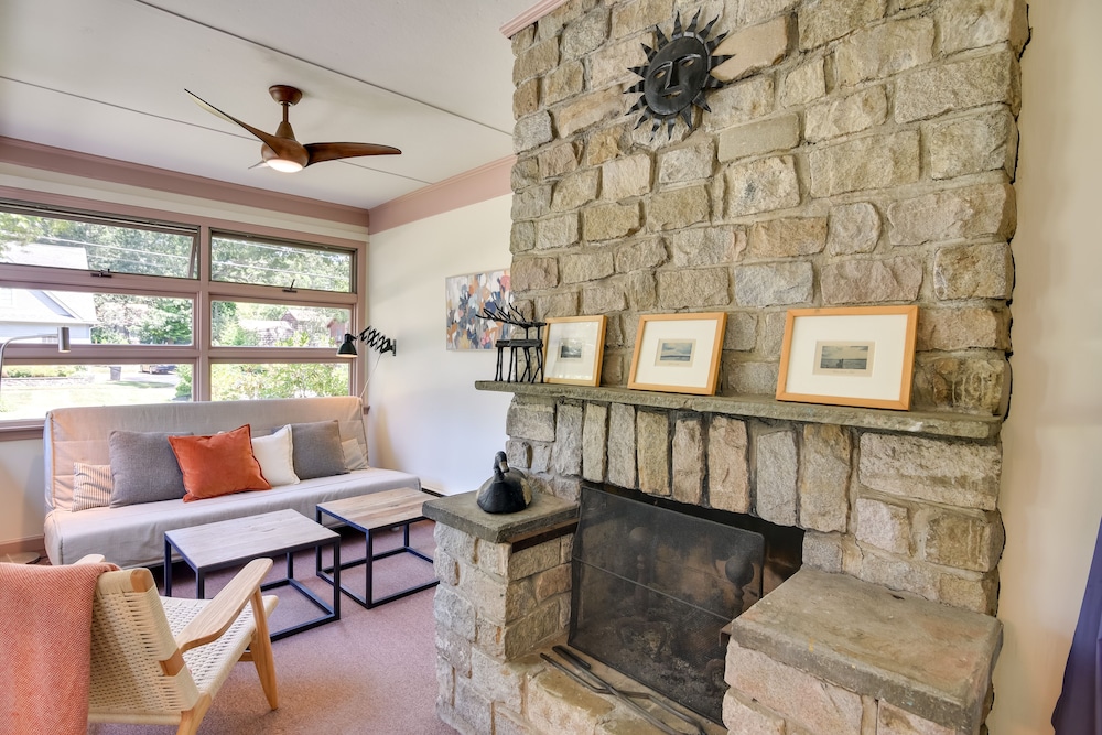 Home in Narragansett w/ Beach Access!