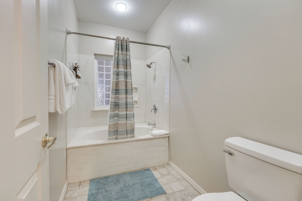 Walk to Branson Strip: Inviting Condo!