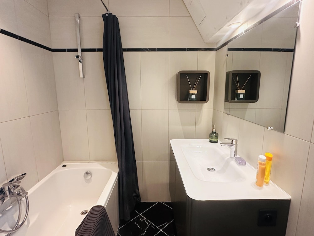 One Bedroom Apartment With a sea View Right by the Croisette Beaches and the Center of Cannes - 2287