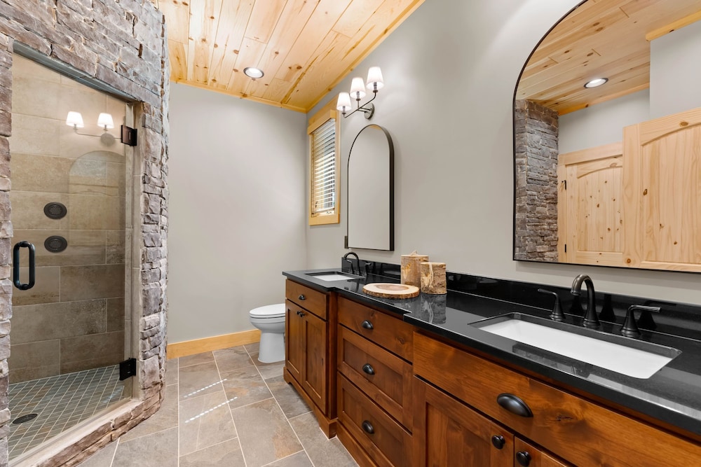 Black Bear Lodge by Avantstay Lakefront Dock Pool Theater Sleeps 20