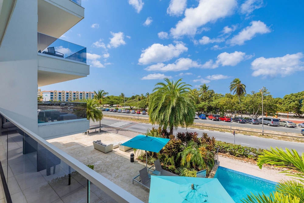 Beachfront Luxury NEW 3br2 5BA Condo Eagle Beach