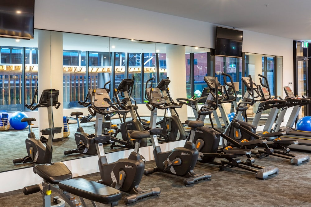 Luxe Beachfront 2-bed With Gym, Pool & Views
