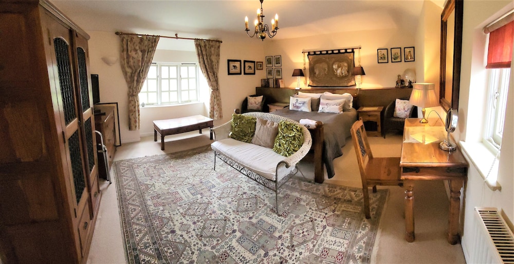 Escape the Ordinary - Dorset Village Vacation