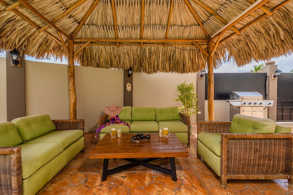 Urban 5BR Private Pool Getaway 10 Min- Bch
