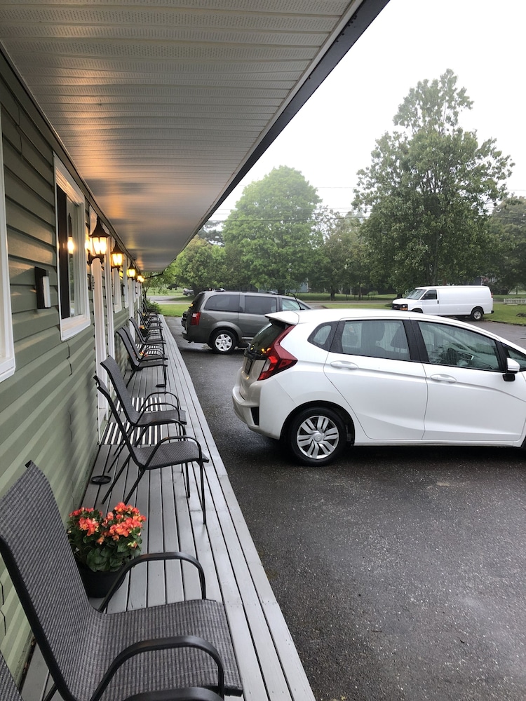Greenside motel