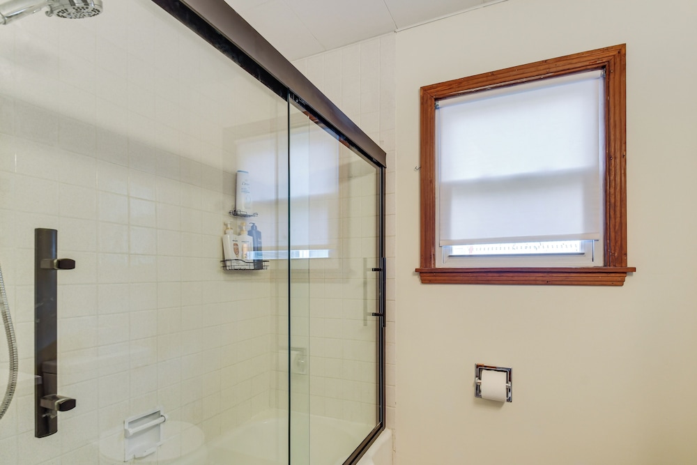 1 Mi to Dtwn Burlington: Modern Home w/ Yard!