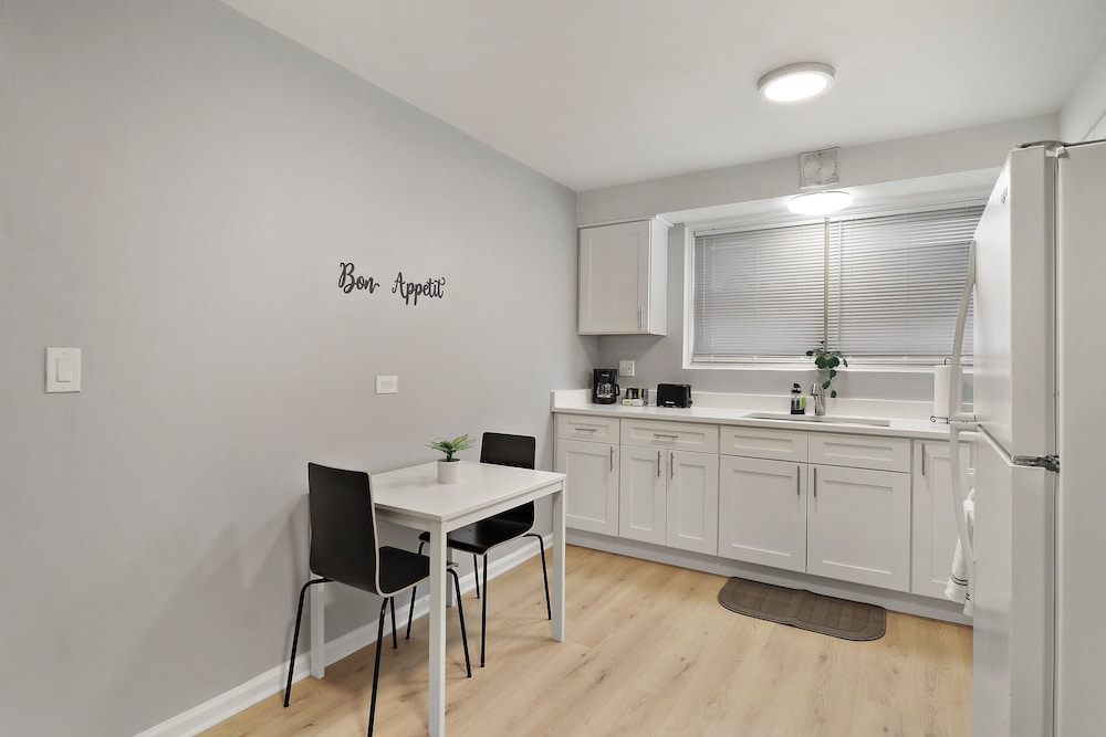 Cozy 1BR Apt Near Shops - Kimball C2