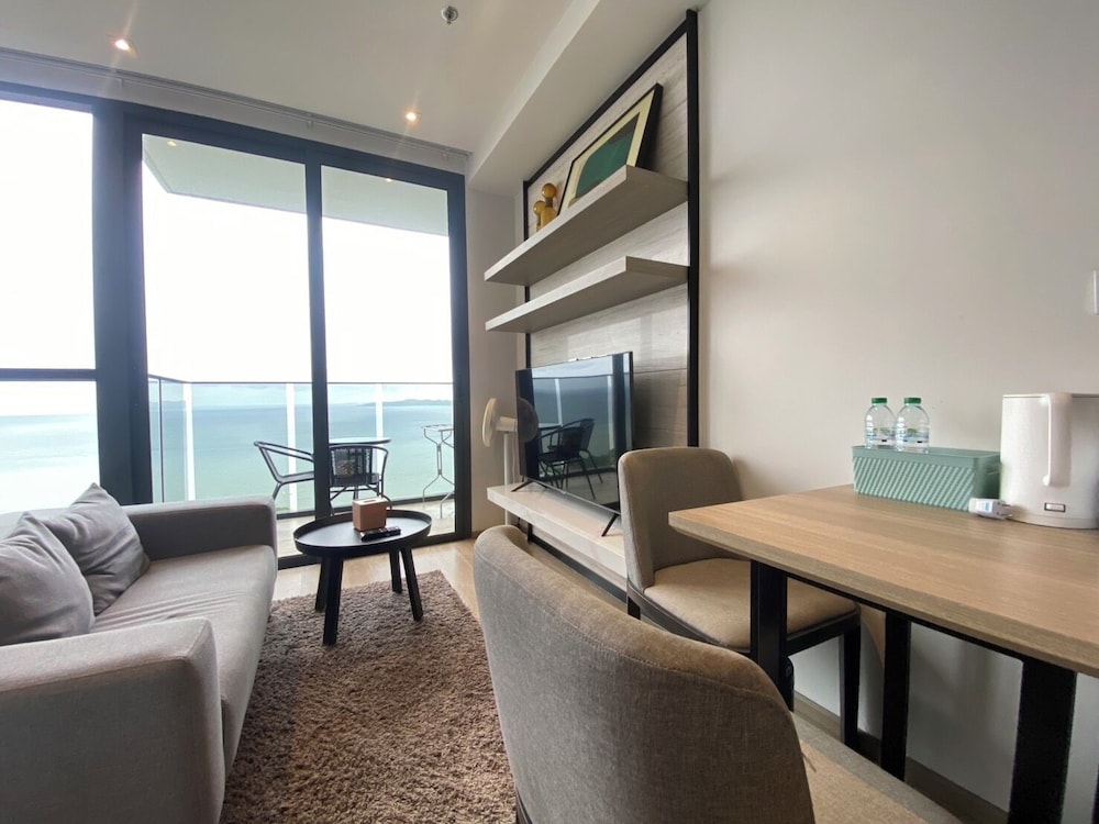Stunning Sea View Condo -next To Beach