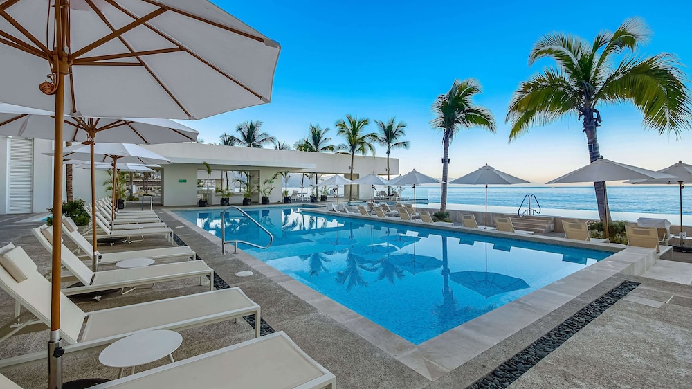 Stunning Beachfront Condo Sea Views Pools