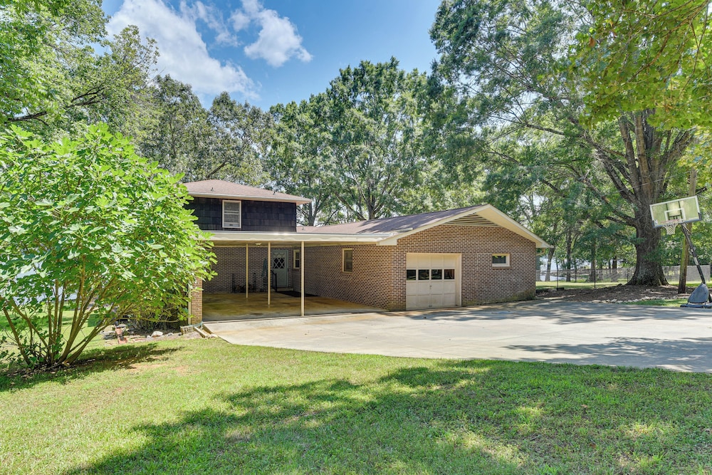 On Lake Tillery: Spacious Home w/ Screened Porch!