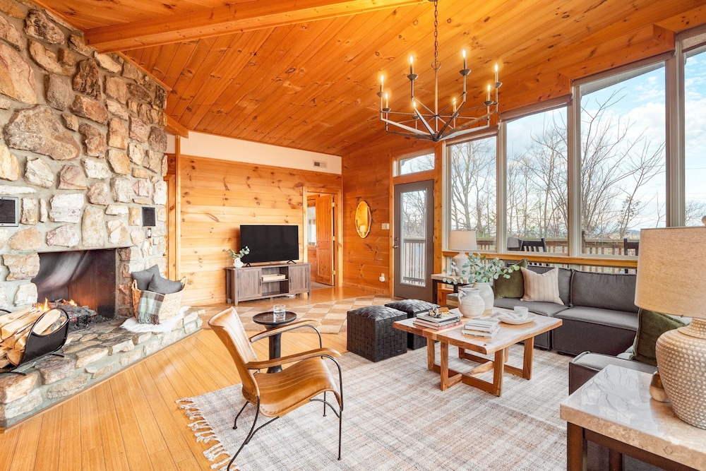 Chestnut by Avantstay Mountain Cabin w Treetop Views Hot Tub Game Room