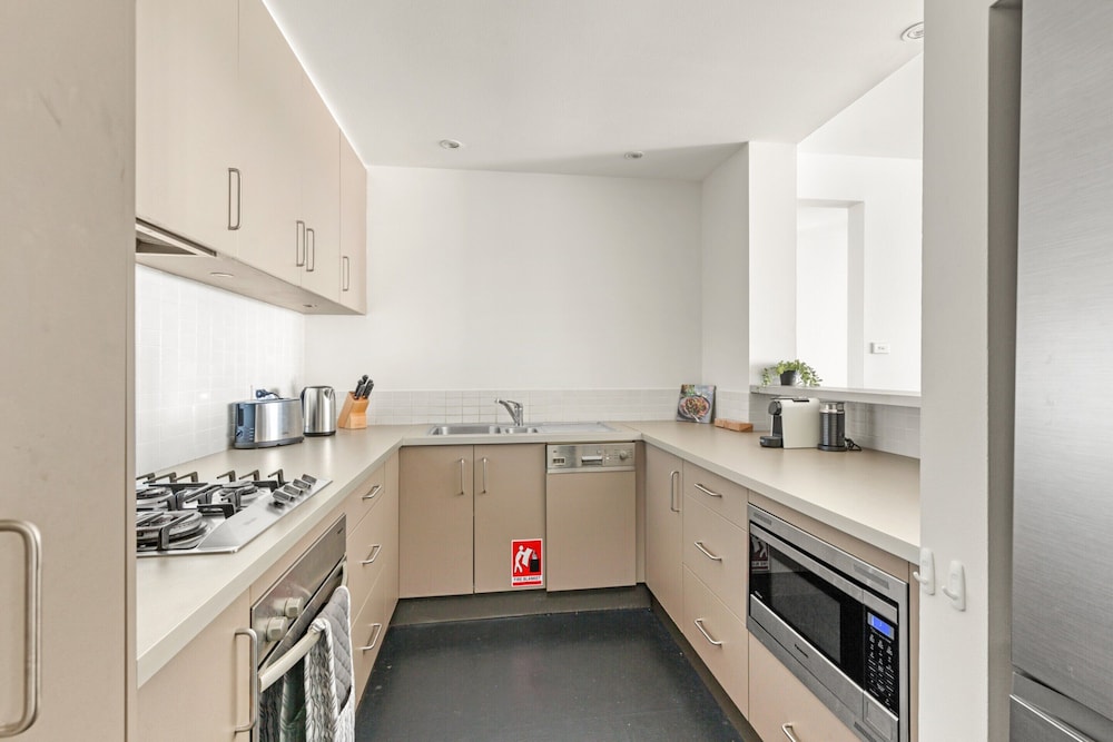 2-bed Harbourside Home With Views in Fab Location