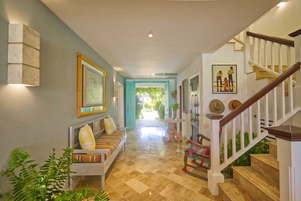 Ocean View Villa Just Minutes From Private Beaches