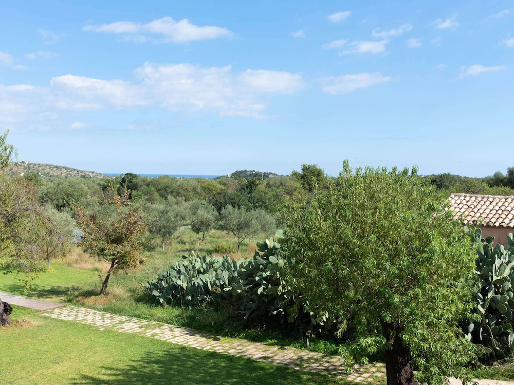 Farmhouse in Noto With Pool and Garden view 4