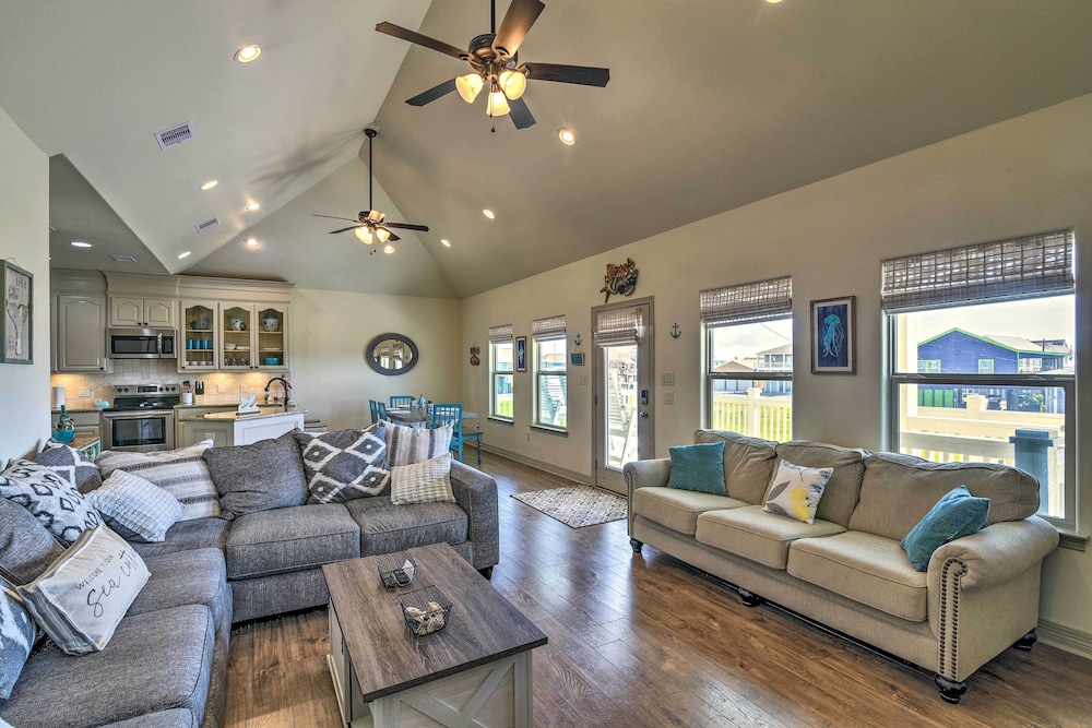 Walk to Shore: Family Retreat in Crystal Beach! view 5