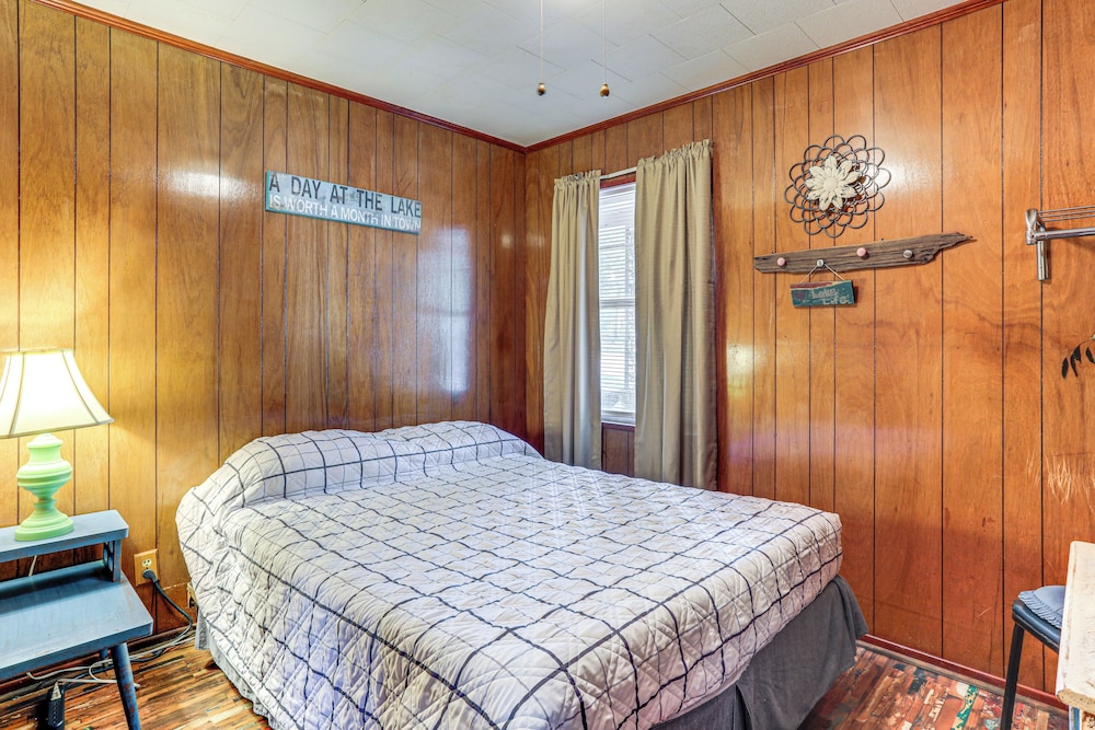 Shared Dock & Yard: Greers Ferry Lake Home!