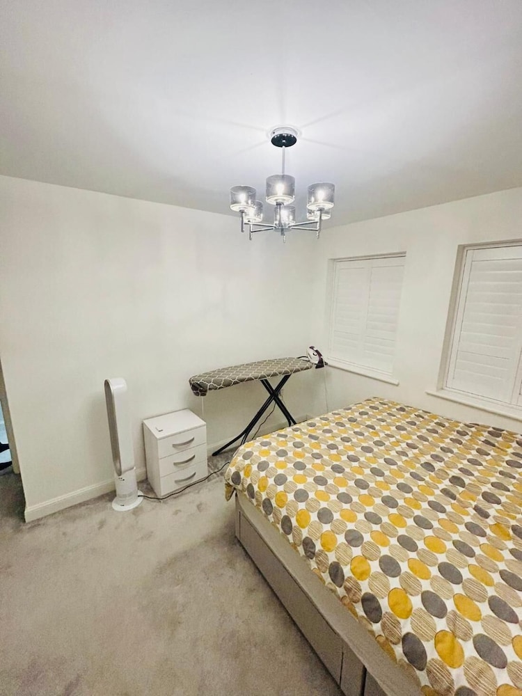 High END Spacious 4 Bed House - Free Parking