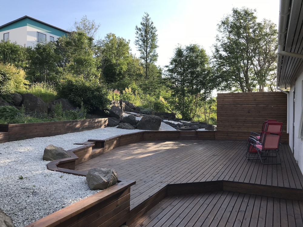 ICELAND SJF Villa , Hot tub & Outdoor Sauna Amazing Mountains View - 15 min to downtown