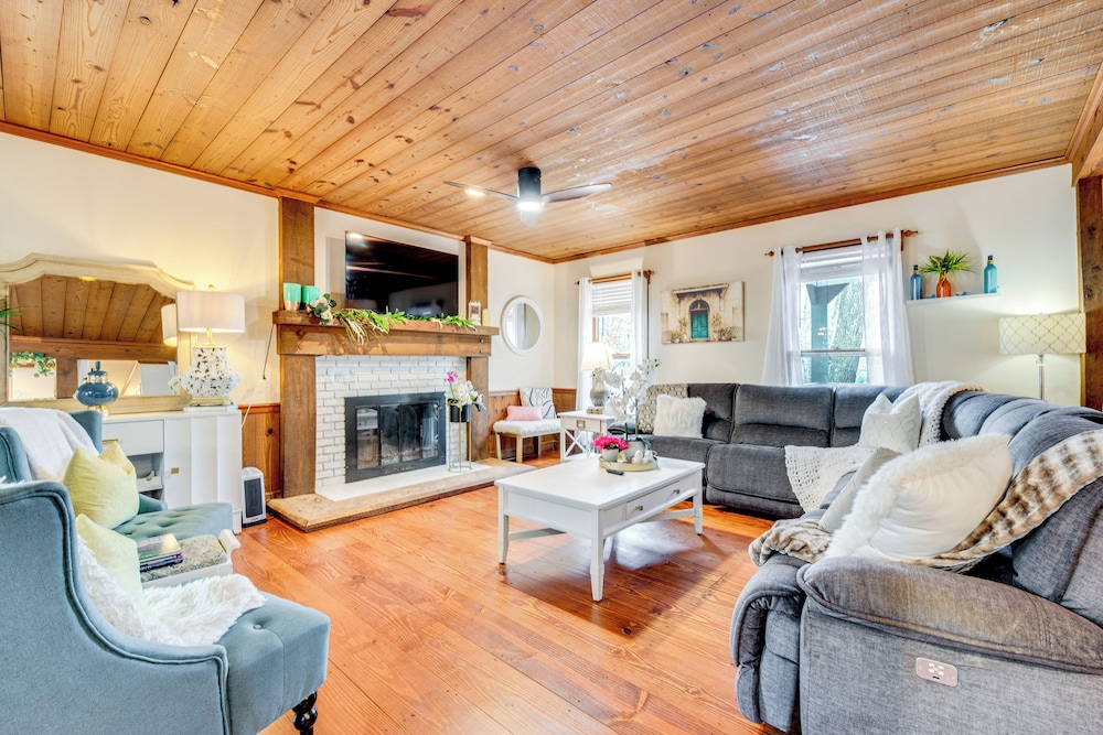 3 Mi to Marietta Square: Hot Tub Haven w/ 2 Patios