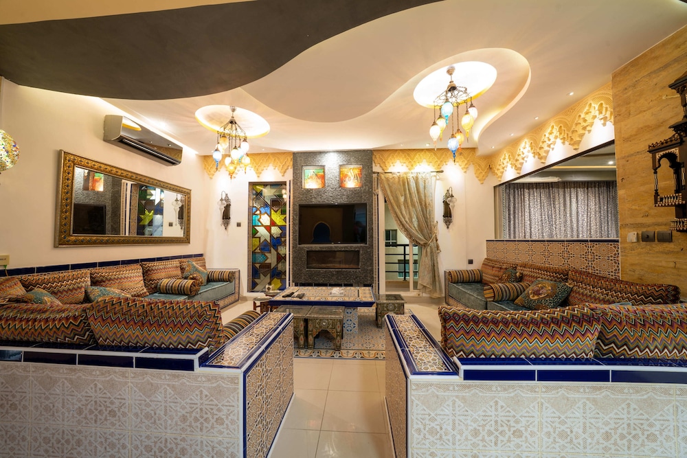Luxury Three bedroom Apt Al Yasmin