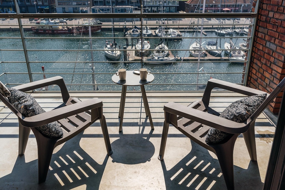 Harbor Breeze: Modern Stay