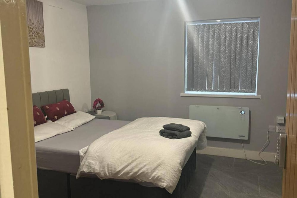Cosy Central Home - Sleeps 5, Free Parking & Patio