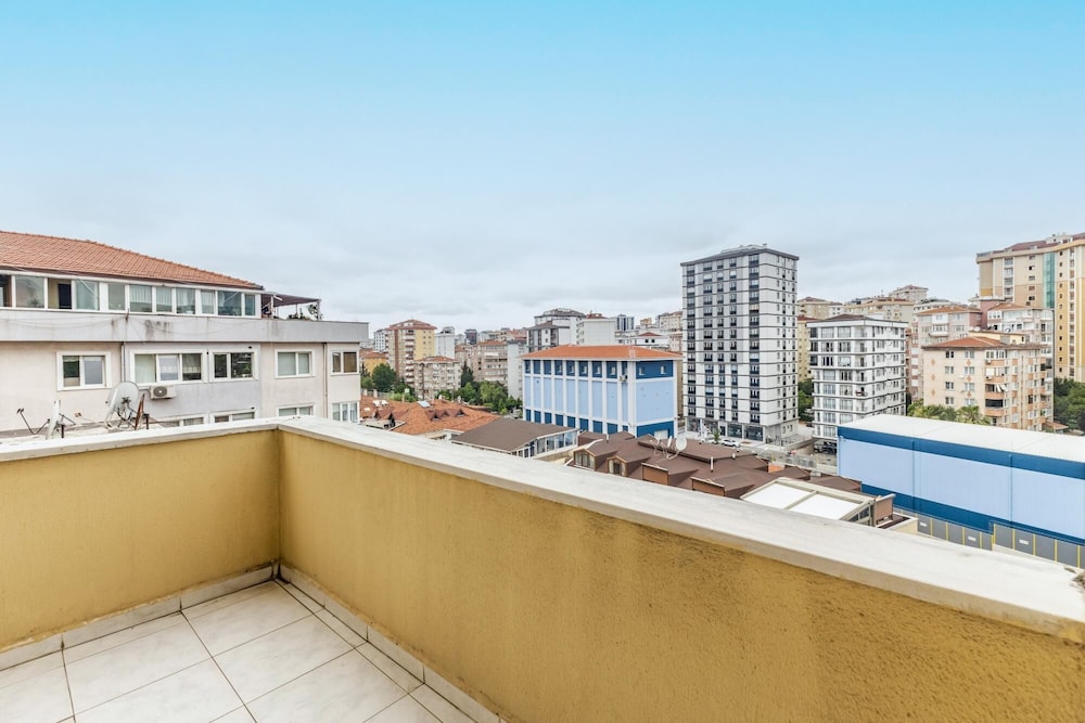 Chic Flat With Balcony Near Subway and Marmaray
