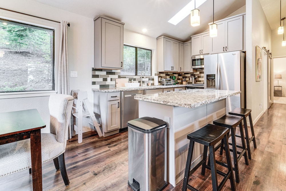 3 Mi to Diamond Peak: Mtn-view Home w/ Fireplace