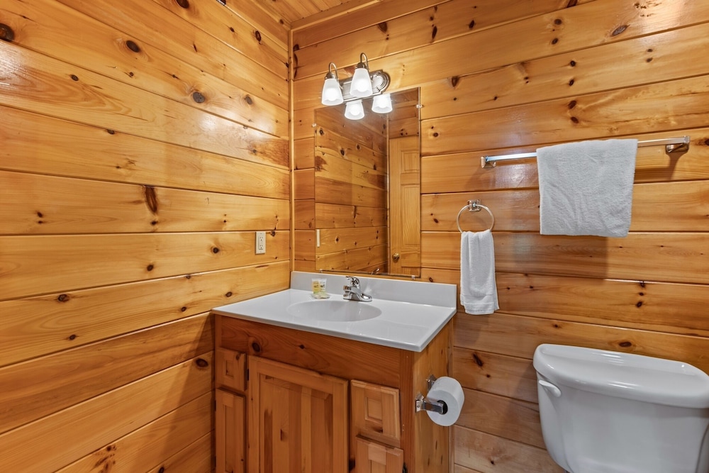 Triple Mountain View Stunning 4 BDR Cabin w/ Private Hot Tub, Game Room