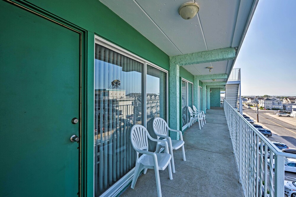Wildwood Crest Condo w/ Pool: Walk to Restaurants!