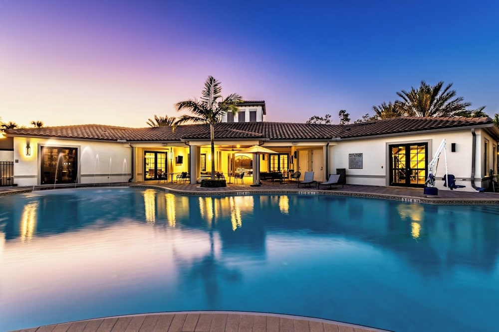 Modern 2BR Fort Myers Condo Pool, BBQ & Near Beaches