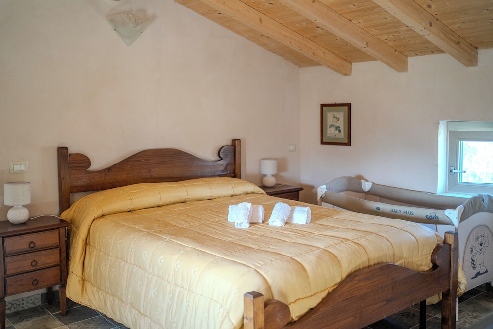 Casale nel Verde con Piscina e Vista