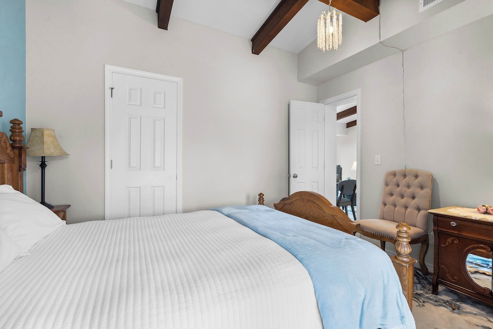 Little Dipper Cozy Condo for 6 w/ Resort-style Amenities