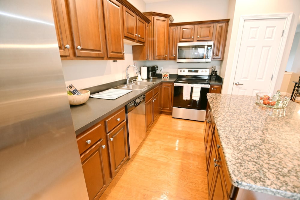 Walk to Notre Dame Spacious 3BR Townhome w Garage Family-friendly Amenities 123p