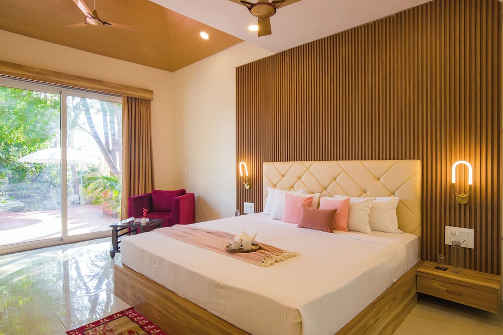 Alaya Stays 5BHK Roohmon's Farm Pvt Pool