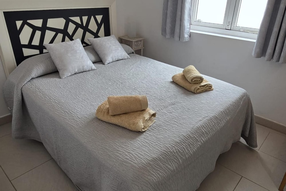 3 Bed Villa - Sleeps 6 - Pool - Hottub- Parking