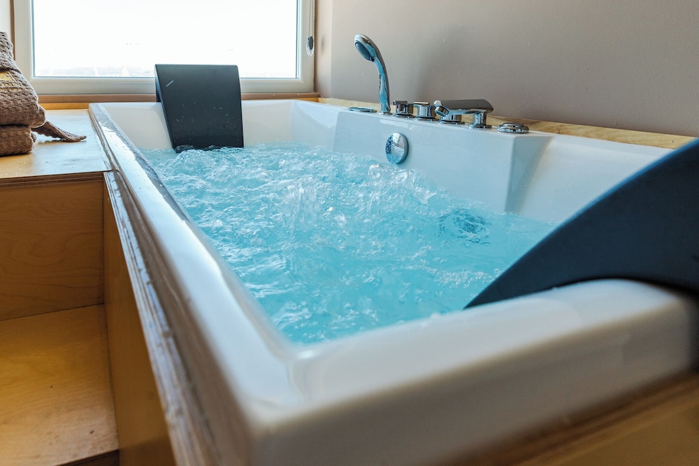 Marina Jacuzzi Suites 2 by  PS