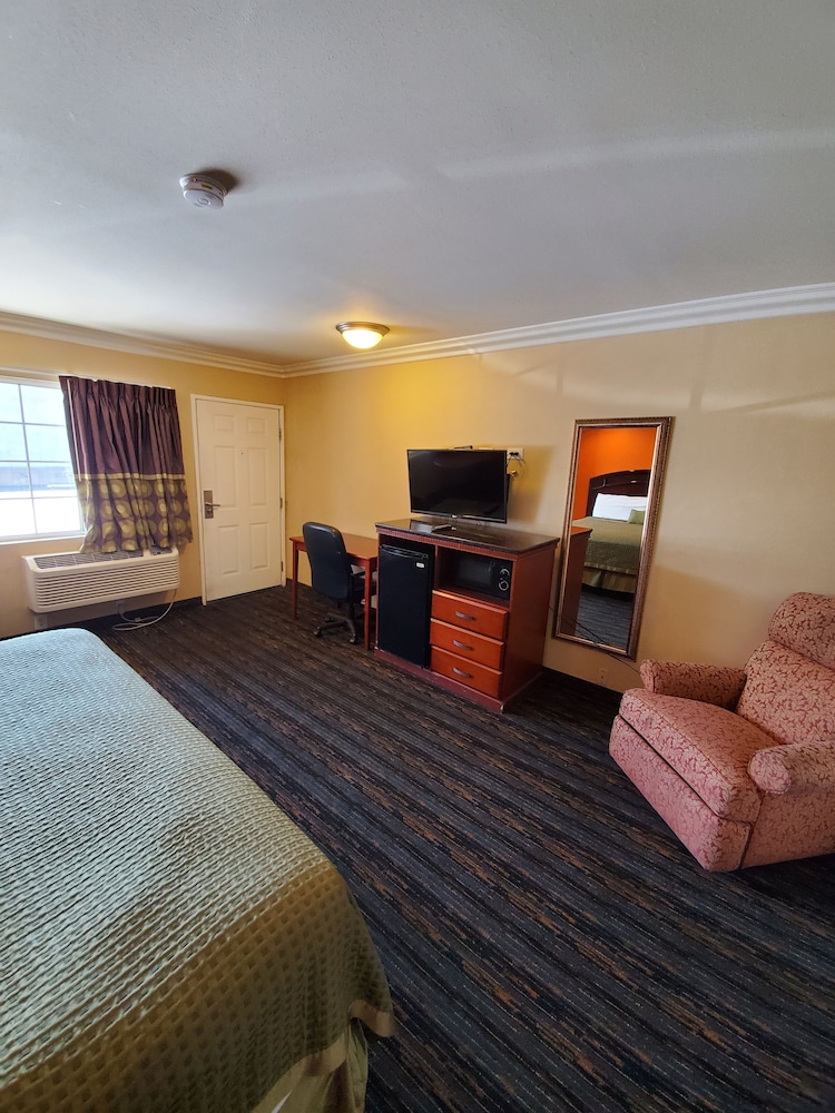 Delmonico Inn & Suites view 4