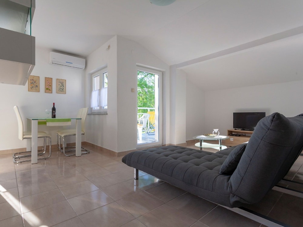 Apartment in Sveti Vid Near the Adriatic view 4