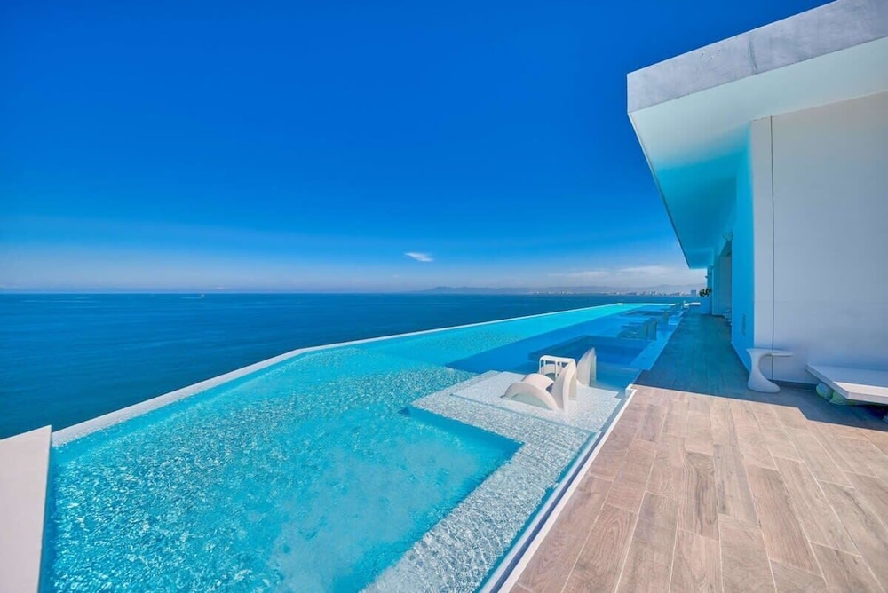 Luxury 1BR APT - Beach View - Jacuzzi - King Bed