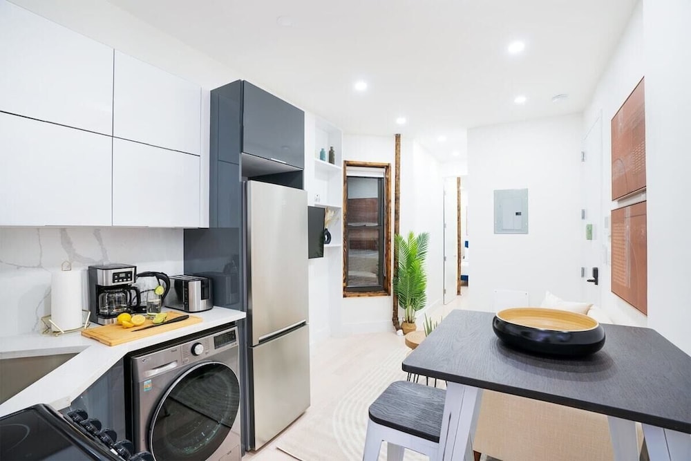 48 Midtown West Apt