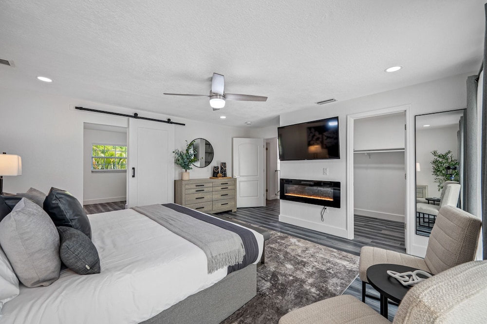 Luxury Retreat: Pool, Games, Basketball & More!