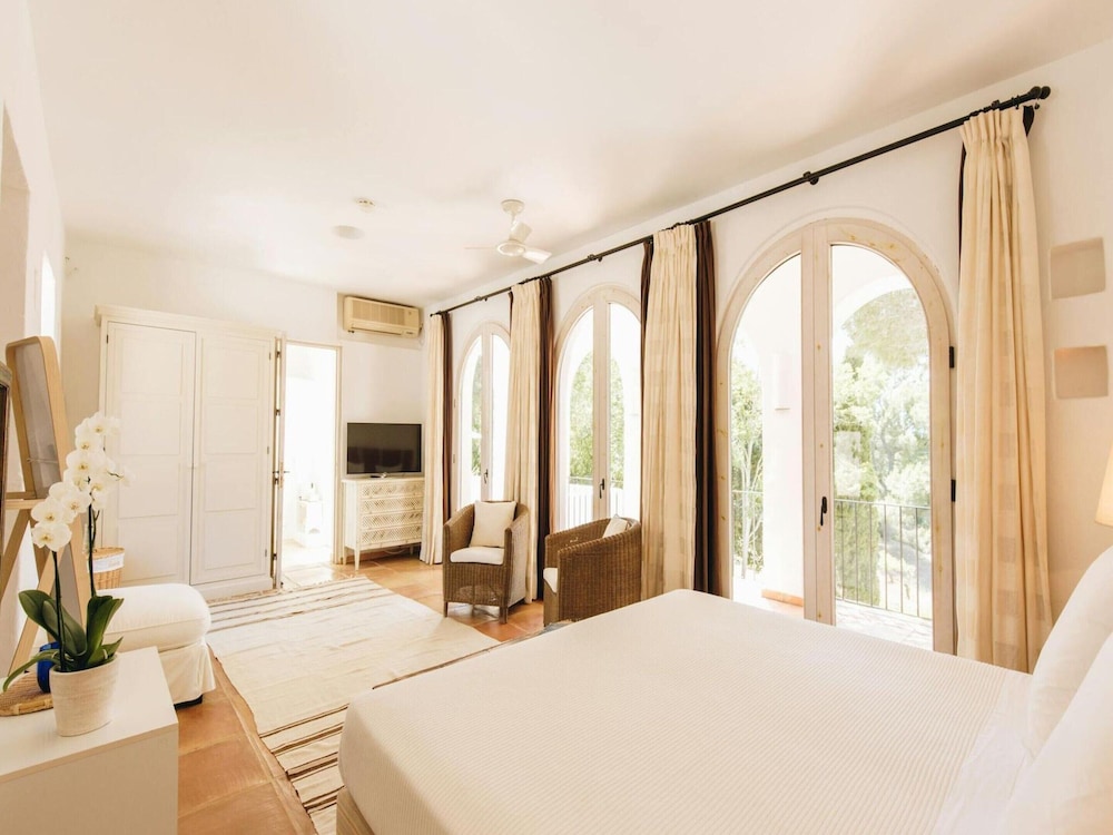Country-view Villa With Pool