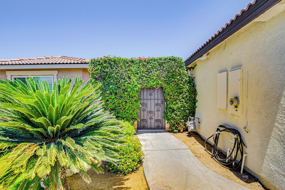 3 Mi to Coachella: Quaint Studio w/ Shared Yard!