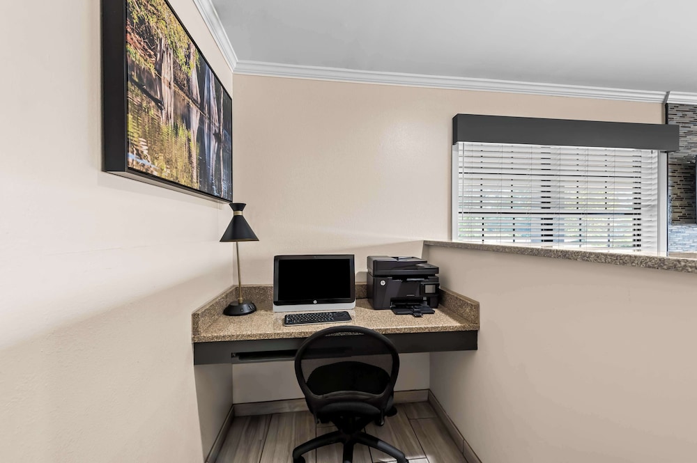 Best Western Delhi Inn