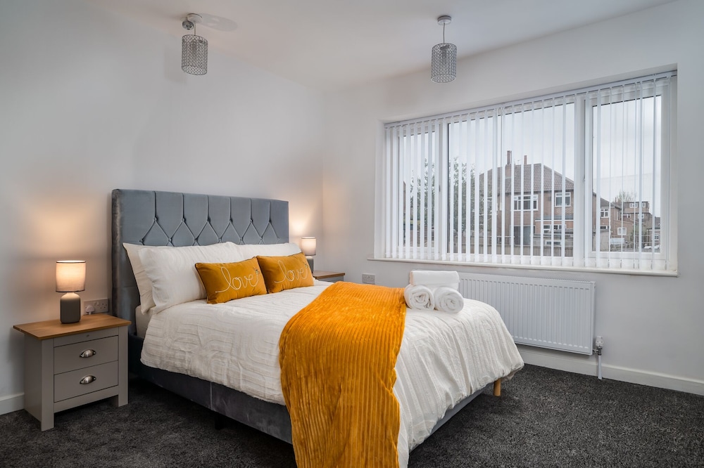 Immaculate 5-bed House in Leeds view 2